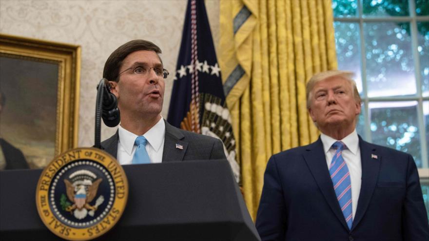 El secretario de Defensa de EE.UU., Mark Esper (izda.), habla junto al presidente Donald Trump en la Casa Blanca, 23 de julio de 2019. (Foto: AFP)
