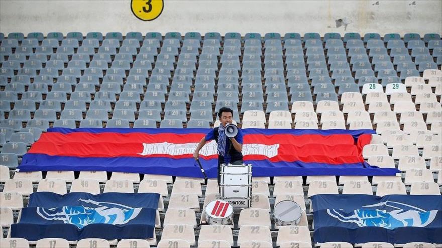 Hincha ‘más fiel’ del mundo recorrió 6000 km para apoyar a Camboya