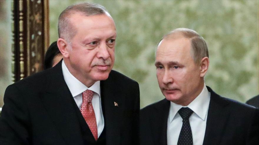El presidente ruso, Vladimir Putin (dcha.) y su par turco, Recep Tayyip Erdogan, en Moscú, 8 de abril de 2019. (Foto: AFP)