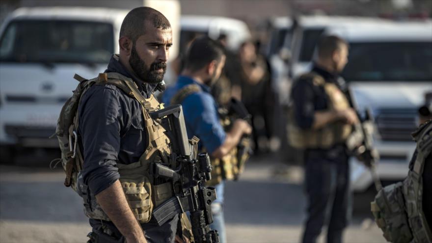 Las Fuerzas Democráticas Sirias (FDS) se preparan para combatir contra las fuerzas turcas en el norte de Siria, 10 de octubre de 2019. (Foto: AFP)