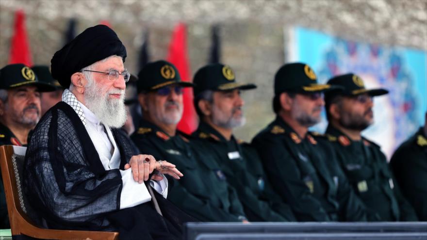 El Líder de la Revolución Islámica de Irán, el ayatolá Seyed Ali Jamenei, en la Universidad del Imam Husein en Teherán, la capital, 13 de octubre de 2019. (Foto: Khamenei.ir)