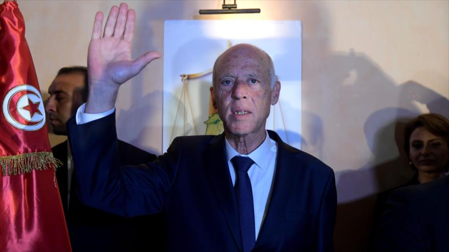El jurista Kais Said celebra su victoria en las elecciones presidenciales en Túnez, 13 de octubre de 2019. (Foto: AFP)