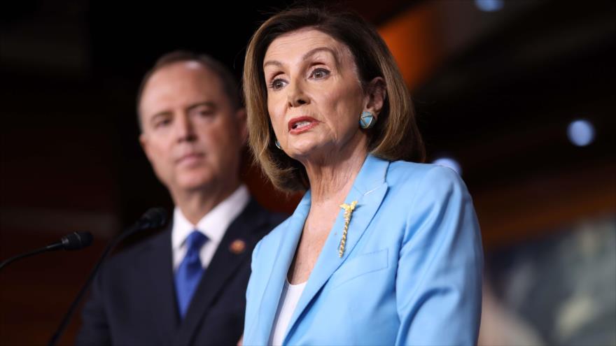 La jefa de la Cámara de Representantes de EE.UU., Nancy Pelosi, habla junto al presidente del Comité de Inteligencia, Adam Schiff, 2 de octubre de 2019.