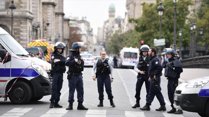 Varios agentes de policía gala vigilan una calle cercana a la Prefectura de Policía de París tras un ataque, 3 de octubre de 2019. (Foto: AFP)