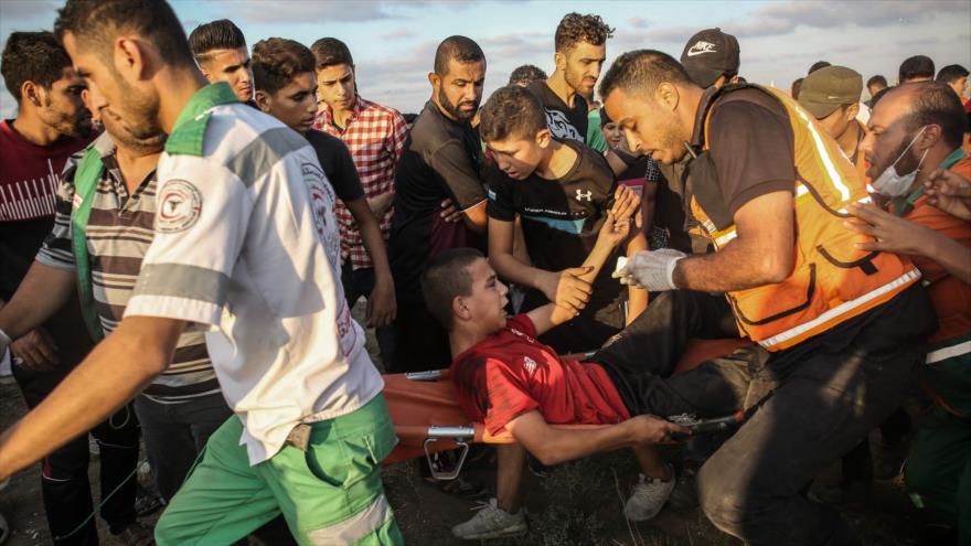 Llevan a un palestino herido por los disparos israelíes en los límites de Gaza y los territorios ocupados, 11 de octubre de 2019. (Foto: AFP)