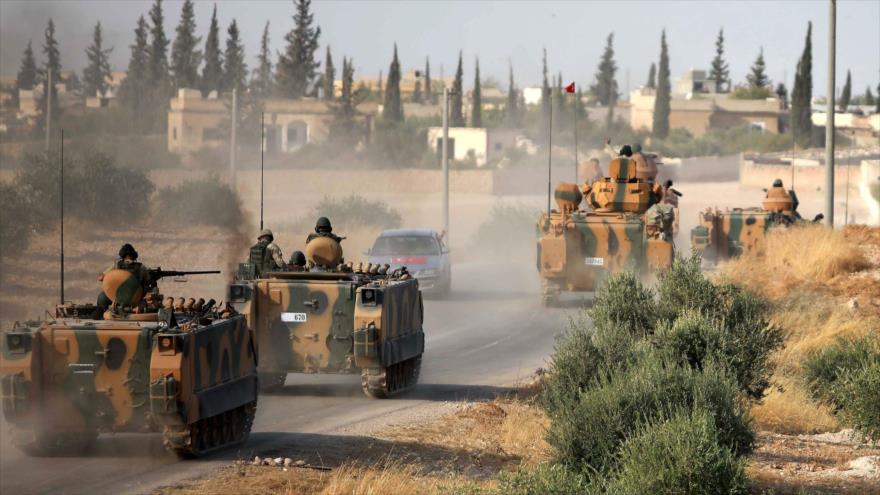 Tanques del Ejército turco, desplegados cerca de ciudad siria de Manbij, en la provincia de Alepo, 14 de octubre de 2019. (Foto: AFP) 