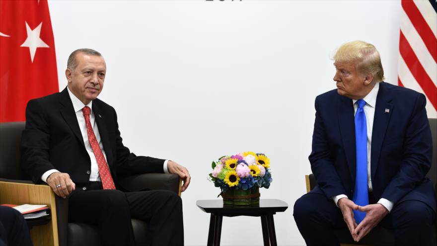 El presidente de EE.UU., Donald Trump (drcha.) y su par turco, Recep Tayyip Erdogan, en una reunión en Japón, 29 de junio de 2019. (Foto: AFP)