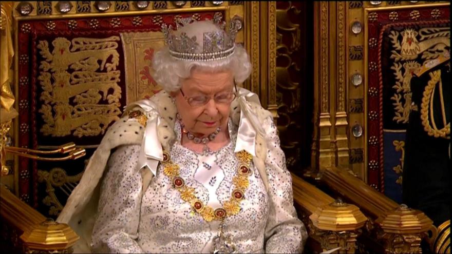 Reina Isabel dice que Brexit para octubre es prioridad de país