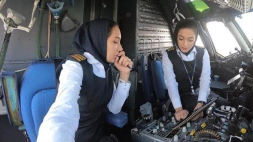 Mujeres pilotos vuelan un avión de pasajeros en Irán.