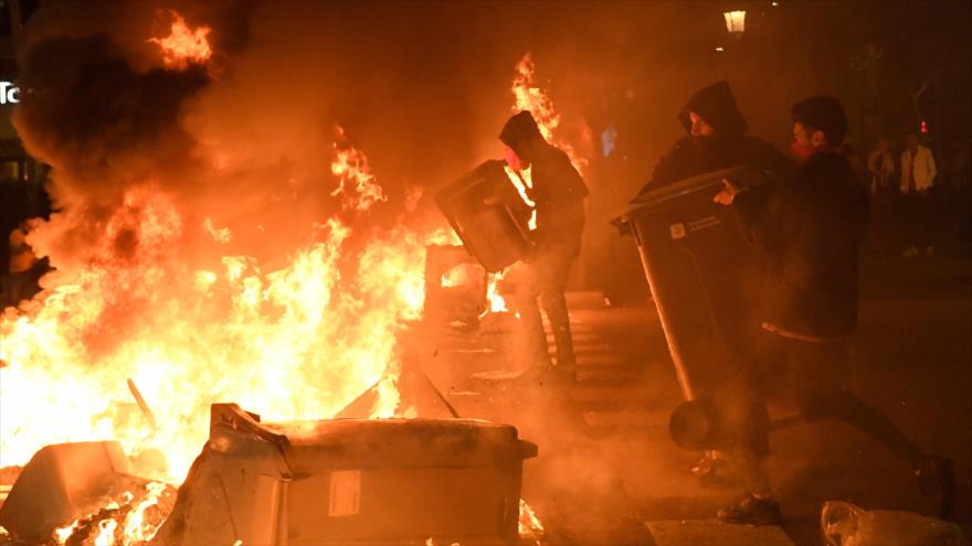 Manifestantes queman contenedores de basura durante las protestas en Barcelona, 15 de octubre de 2019. (Foto: AFP)
