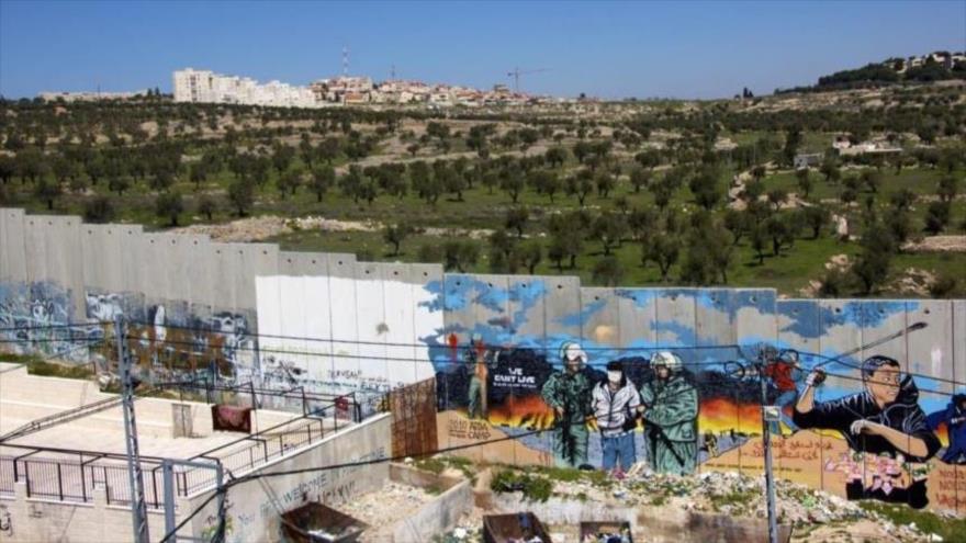 Desechos de un asentamiento ilegal israelí botados cerca de las casas palestinas.