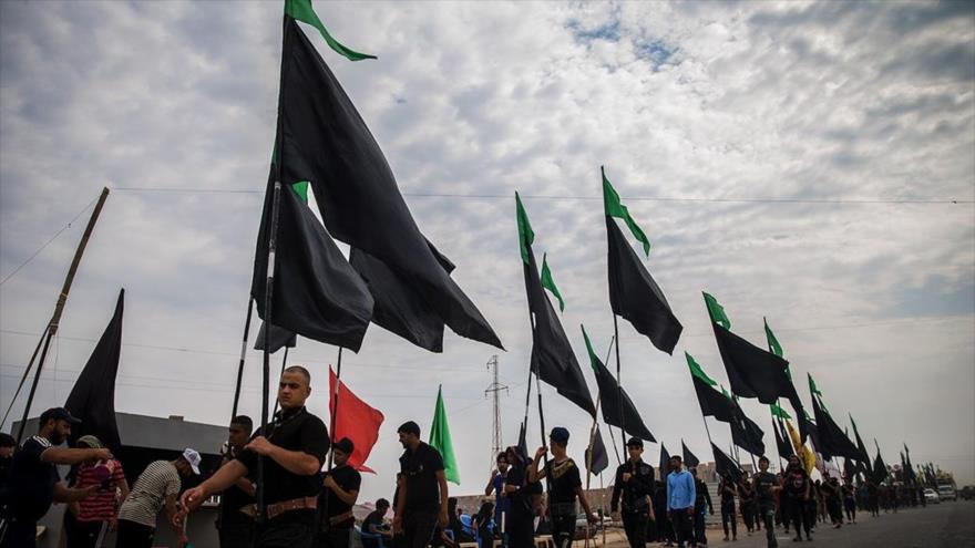 Peregrinos caminan en el sur de Irak hacia la ciudad de Karbala para asistir a la ceremonia de Arbaín, 14 de octubre de 2019. (Foto: Fars)