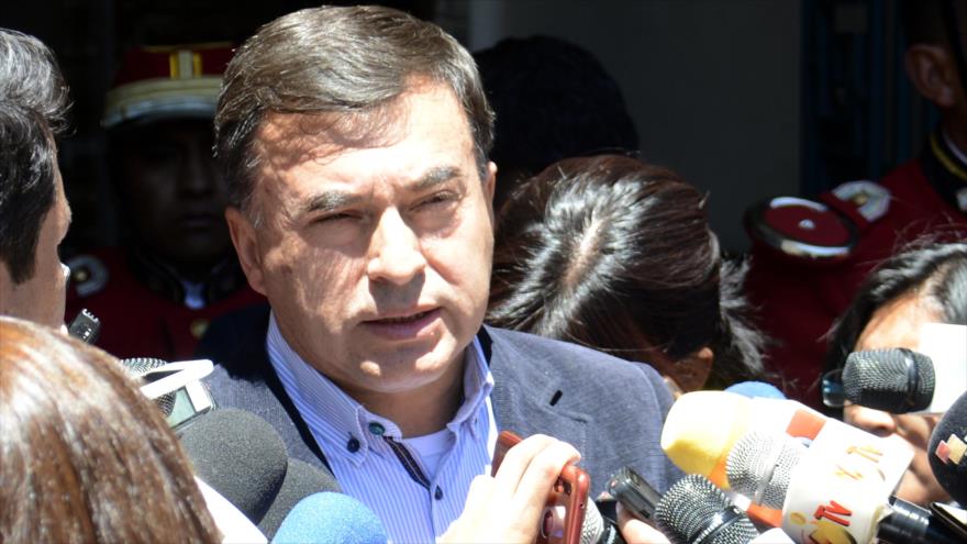 El ministro boliviano de Presidencia, Juan Ramón Quintana, habla con la prensa en la ciudad de Uyuni, 8 de octubre de 2019. (Foto: ABI)