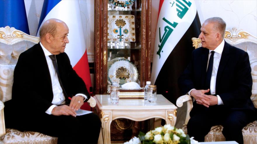 El canciller francés, Jean-Yves Le Drian (izq.), se reúne con su par iraquí, Muhamad Ali al-Hakim, en Bagdad, 17 de octubre de 2019. (Foro: AFP)