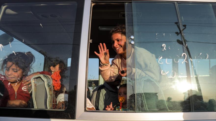 Familias sirias desplazadas por la agresión turca en el norte de Siria, llegan al campo de refugiados de Bardarash. 16 de octubre de 2019. (Foto: AFP)