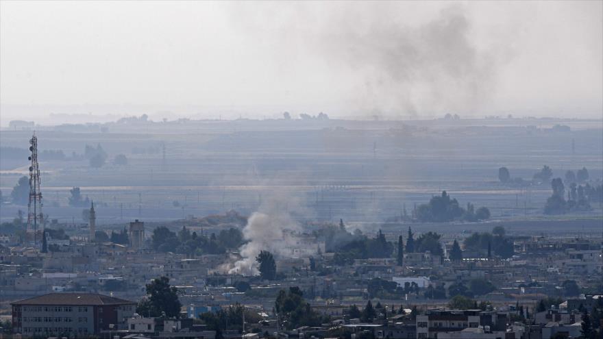 Columna de humo provocada por un ataque del Ejército turco contra la ciudad siria de Ras al-Ain, 18 de octubre de 2019. (Foto: AFP)
