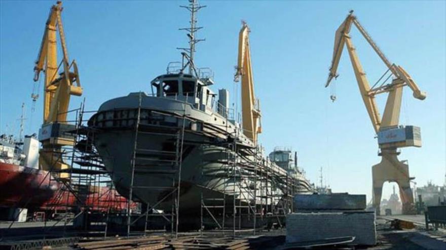 Un barco embarcado en la costa del Golfo Pérsico en la provincia sureña iraní de Hormozgan. (Foto: IRNA)