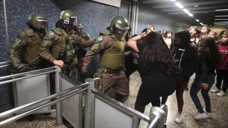 Policía reprime con perros y balas a jóvenes en metro de Chile 