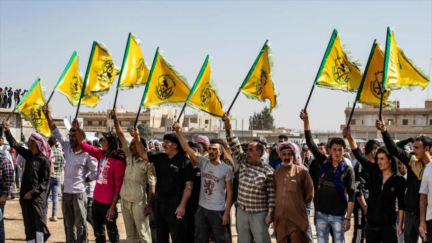 Un grupo de kurdos sirios participa en una manifestación contra las amenazas de Turquía, provincia de Hasaka, 6 de octubre de 2019. (Foto: AFP)