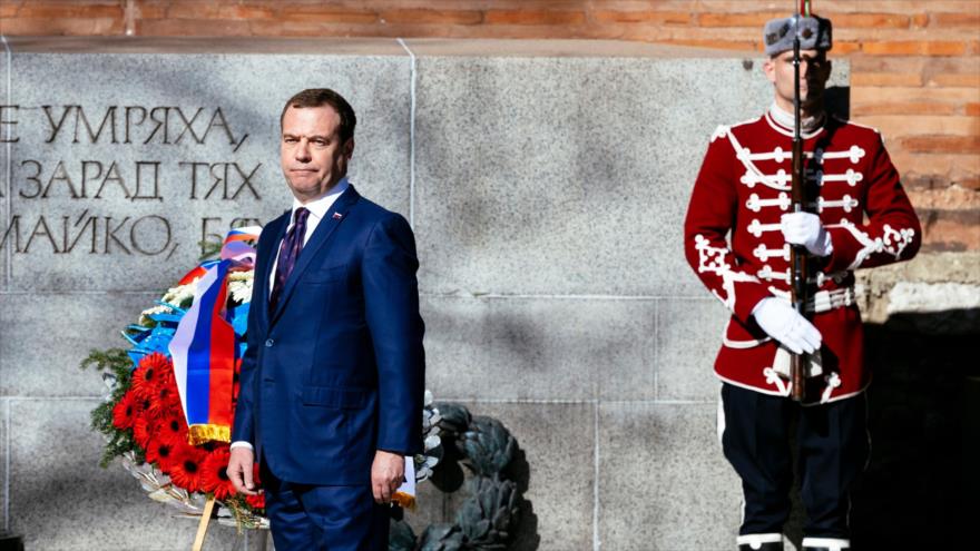 El primer ministro ruso, Dmitry Medvedev, asiste a un homenaje al soldado desconocido en Sofía, Bulgaria, 4 de marzo de 2019. (Foto: AFP)
