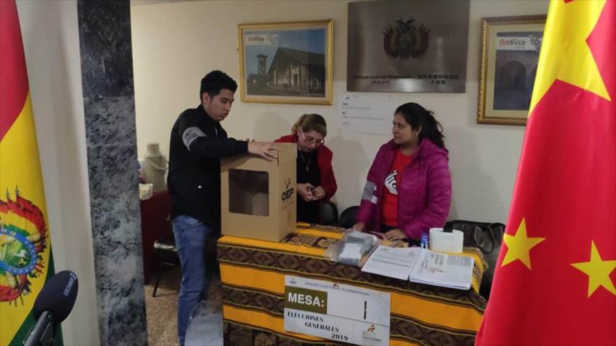 Funcionarios bolivianos preparan un colegio electoral en China para los comicios generales, 19 de octubre de 2019. (Foto: ABI) 