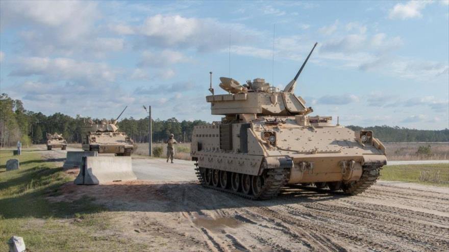 Un vehículo blindado Bradley del Ejército de los Estados Unidos en la base de Fort Stewart, en el estado de Georgia.