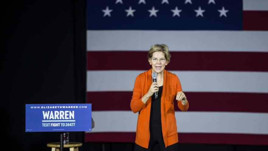 Elizabeth Warren, candidata demócrata para las elecciones presidenciales de EE.UU., habla durante su campaña electoral en Virigina, 18 de octubre de 2019. 