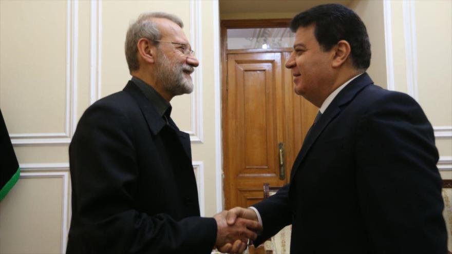El presidente del Parlamento iraní, Ali Lariyani, (izda.) saluda al embajador sirio en Teherán, Adnan Hasan Mahmud, 21 de octubre de 2019. (Foto: ICANA)
