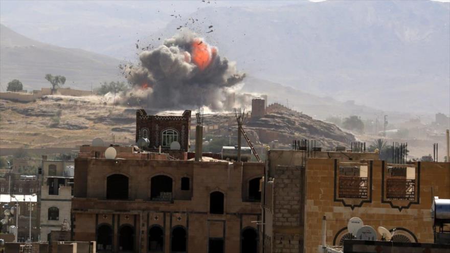Columna de humo producida tras un bombardeo saudí en Saná, capital yemení.