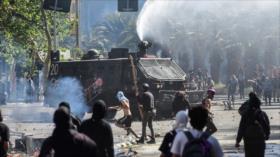 Los chilenos siguen las protestas en las calles de Santiago