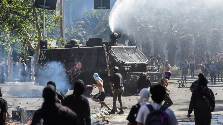 Los chilenos siguen las protestas en las calles de Santiago