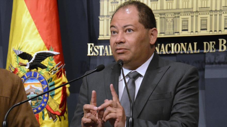 El ministro de Gobierno de Bolivia, Carlos Romero, habla en una rueda de prensa.
