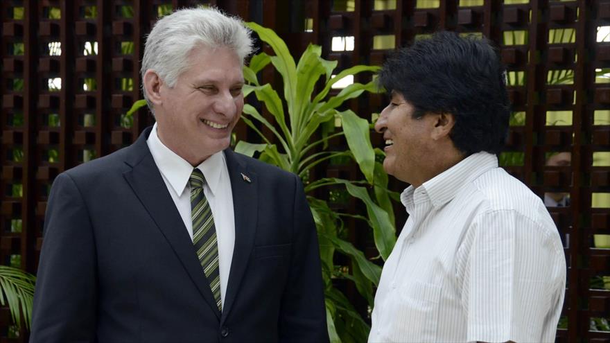 El presidente de Cuba, Miguel Díaz-Canel (izq.), y su par boliviano, Evo Morales, en un acto en La Habana, 14 de diciembre de 2018. (Foto: AFP)