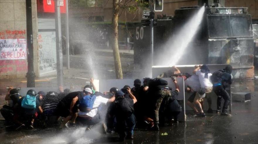 Policía de Chile carga contra manifestantes antigubernamentales