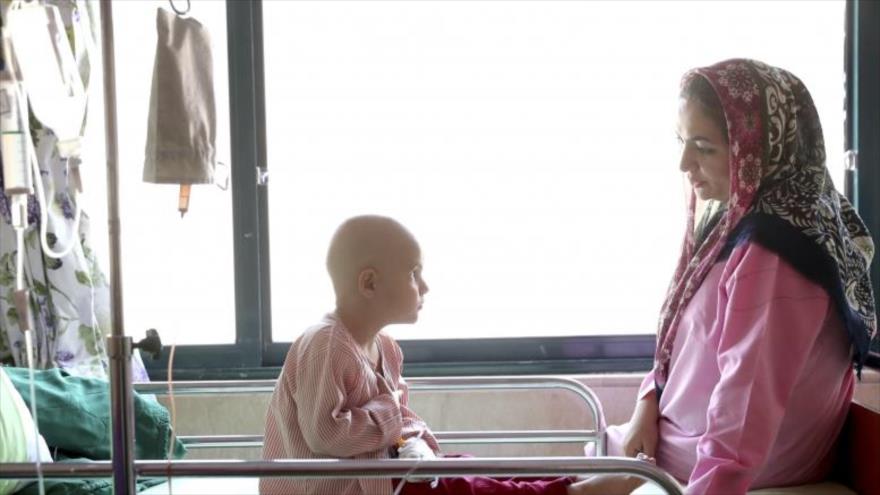 Un niño iraní que sufre un tipo de cáncer habla con su madre en un centro de atención médica en Teherán, capital de Irán, 19 de junio de 2019.