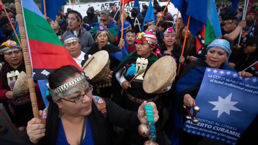 Los mapuches se manifiestan contra las políticas del Gobierno en Santiago, la capital de Chile, 12 de octubre de 2019. (Foto: AFP)