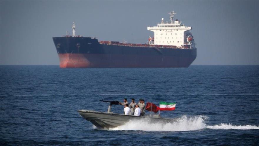 Fuerzas iraníes patrullan el estrecho de Ormuz en el Día Nacional del Golfo Pérsico, 30 de abril de 2019.
