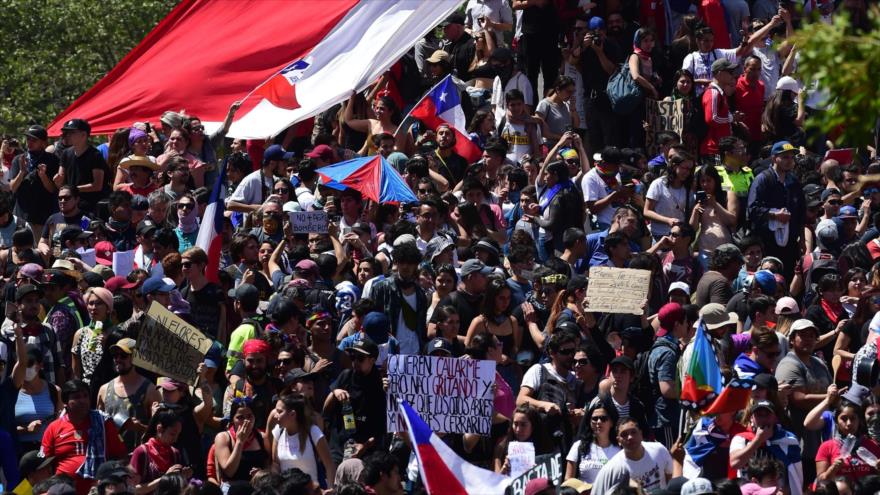 Manifestantes chilenos en Santiago (capital) en el séptimo día de protestas en el país, 24 de octubre de 2019. (Foto: AFP)