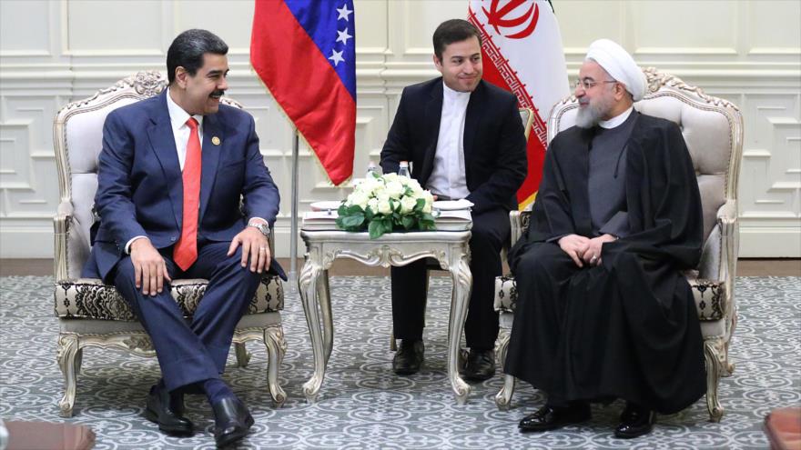 Presidentes de Irán y Venezuela, Hasan Rohani (dcha.) y Nicolás Maduro, respectivamente, se reúnen en Bakú (capital de Azerbaiyán), 24 de octubre de 2019. (Foto: president.ir)