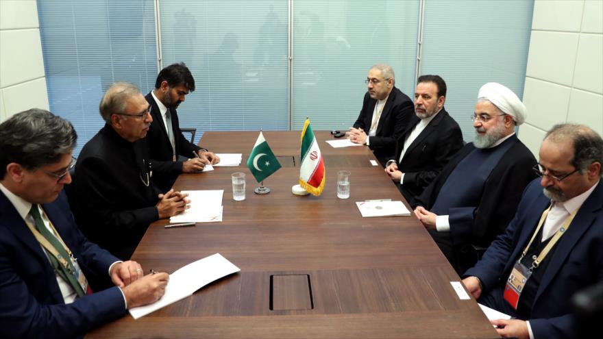 El presidente iraní, Hasan Rohani (2º a la dcha.), y su par paquistaní, Arif Alvi (2º a la izda), en Bakú, capital de Azerbaiyán, 25 de octubre de 2019.