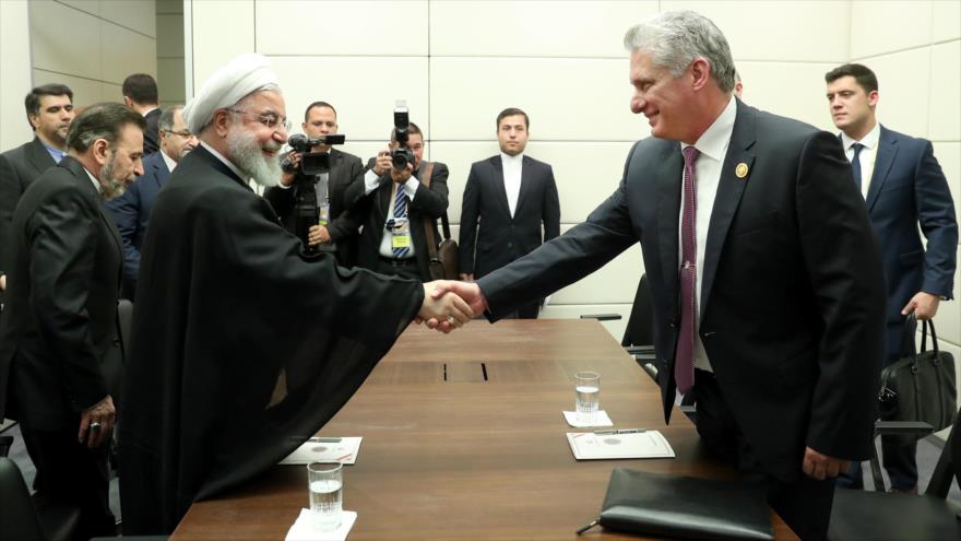 El presidente iraní, Hasan Rohani (izda.), y su par cubano, Miguel Díaz-Canel, en Bakú, capital de Azerbaiyán, 25 de octubre de 2019. (Foto: President.ir)