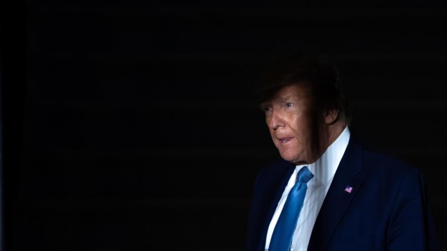 El presidente de EE. UU., Donald J. Trump, sale del Marine One después de llegar al jardín sur de la Casa Blanca, 23 de octubre de 2019. (Foto: AFP)