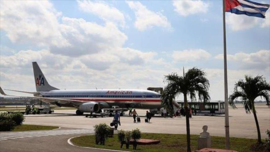 Avión de una aerolínea estadounidense aparcado en un aeropuerto cubano.