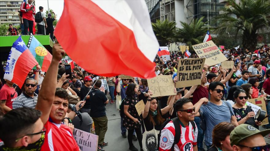 Chilenos protestan contra las políticas neoliberales del Gobierno en Santiago, la capital, 25 de octubre de 2019. (Foto: AFP)