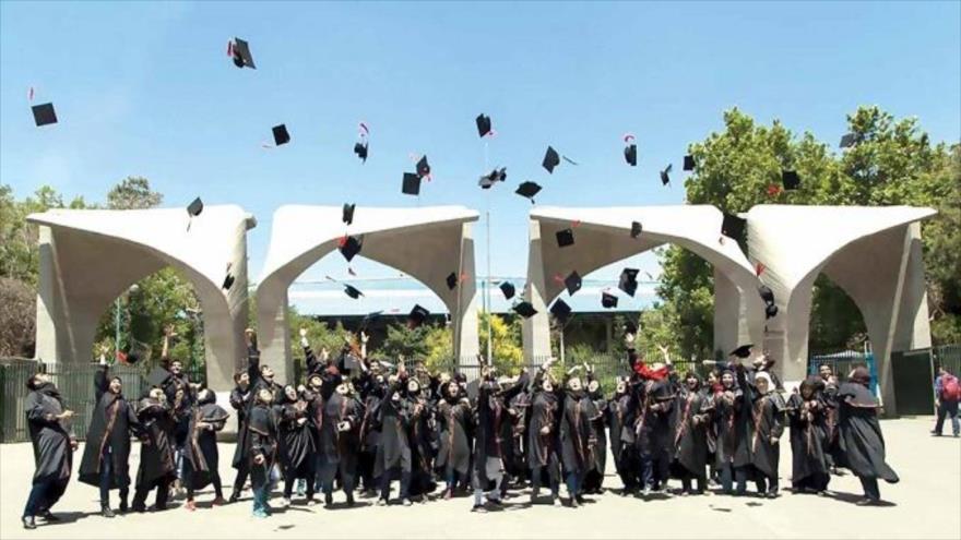 Estudiantes celebran su graduación en la Universidad de Teherán.