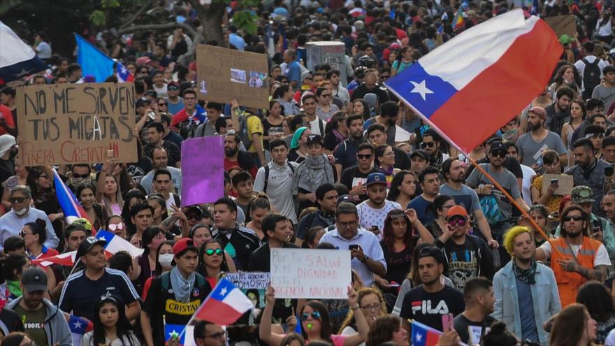 Manifestantes congregados en Santiago, capital de Chile, para protestar contra el Gobierno de Sebastián Piñera, 25 de octubre de 2019. (Foto: AFP)