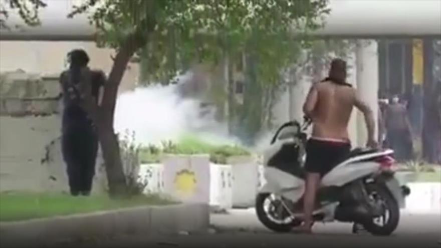 Vídeo: Infiltrado en protesta iraquí dispara a civiles y policías | HISPANTV