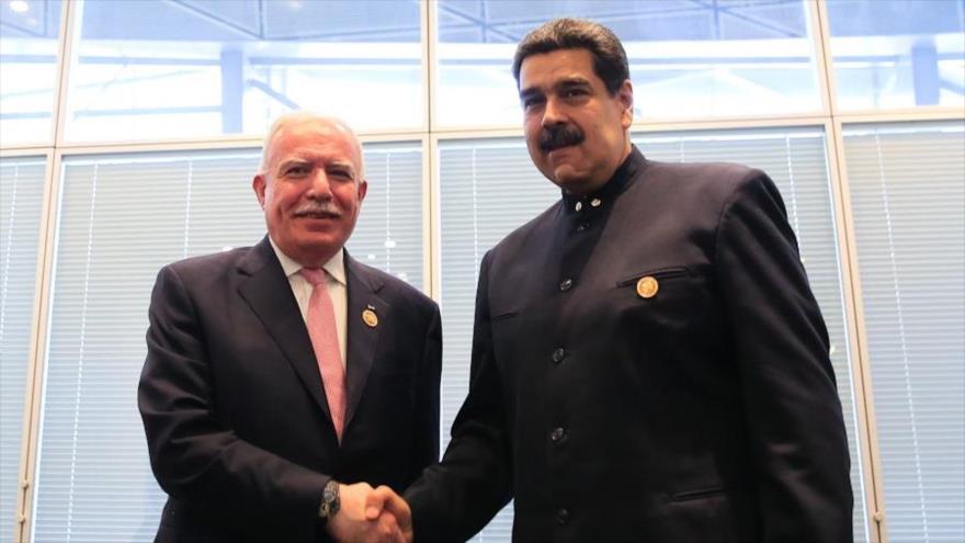 El presidente de Venezuela, Nicolás Maduro, saluda al ministro de Exteriores palestino, Riad al-Maliki, Bakú, 26 de octubre de 2019.