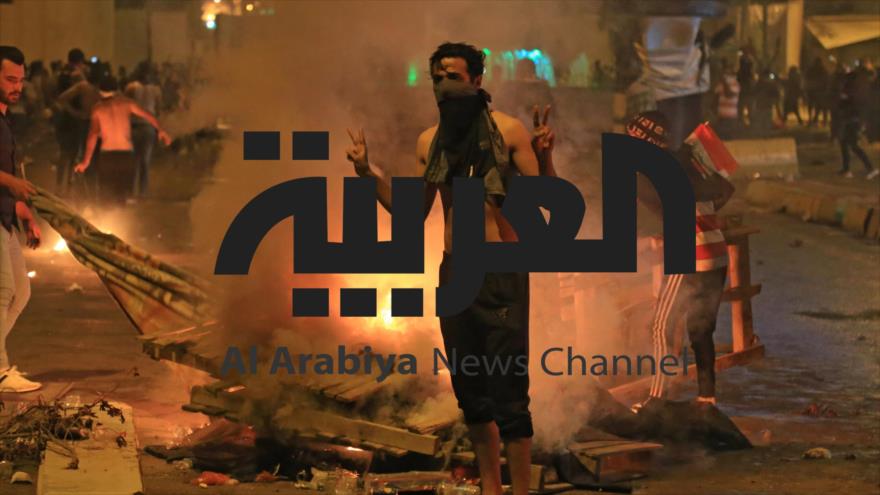 Varios manifestantes iraquíes prenden fuego en una localidad cerca de Bagdad, la capital, 25 de octubre de 2019. (Foto: AFP)
