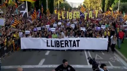 Miles de catalanes reclaman libertad de líderes independentistas